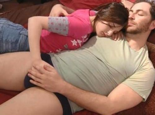 Con gái lén đi chơi, bị bố phát hiện bắt ngủ chung và cái kết Con gái lén đi chơi, bị bố phát hiện bắt ngủ chung và cái kết