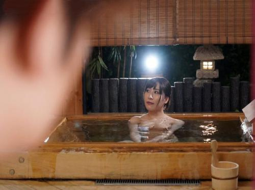 Fucking mother-in-law while bathing in hot spring Fucking mother-in-law while bathing in hot spring