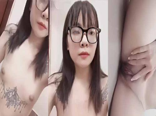 Em kính cận vay tiền bằng clip khoả thân... Em kính cận vay tiền bằng clip khoả thân...