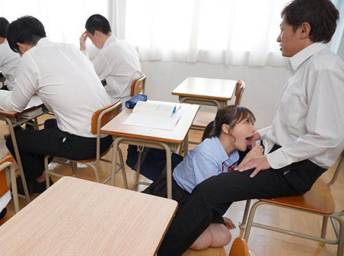La copine coquine s'est faufilée dans la salle de classe pour sucer la bite de son copain La copine coquine s'est faufilée dans la salle de classe pour sucer la bite de son copain