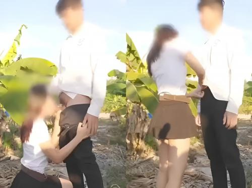 Kapag nalilibugan siya, dinadala niya siya sa hardin ng saging para maglaro para masaya Kapag nalilibugan siya, dinadala niya siya sa hardin ng saging para maglaro para masaya